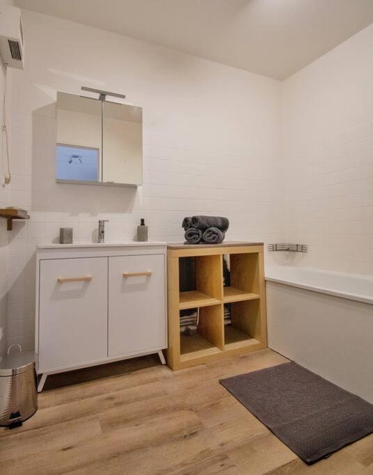 Joli T2 Lumineux Avec Balcon Et Wifi - Proche Cv Apartment